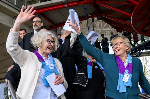 Die Schweizer Klimaseniorinnen bejubeln ihren Erfolg vor der Großen Kammer des Europäischen Gerichtshofs für Menschenrechte