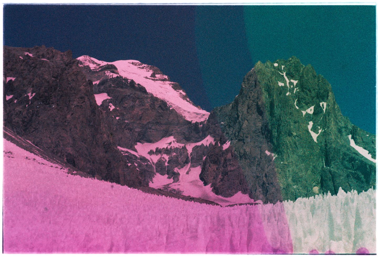 Berge mit einem lila Stich durch die analoge Kamera