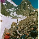 Ein Paar Leuten machen eine Pause auf den Steinen