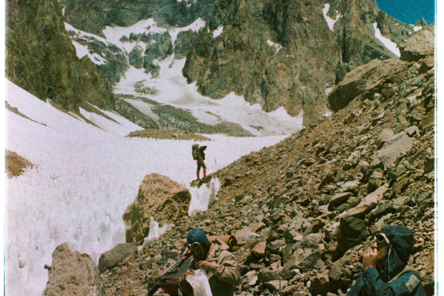 Ein Paar Leuten machen eine Pause auf den Steinen