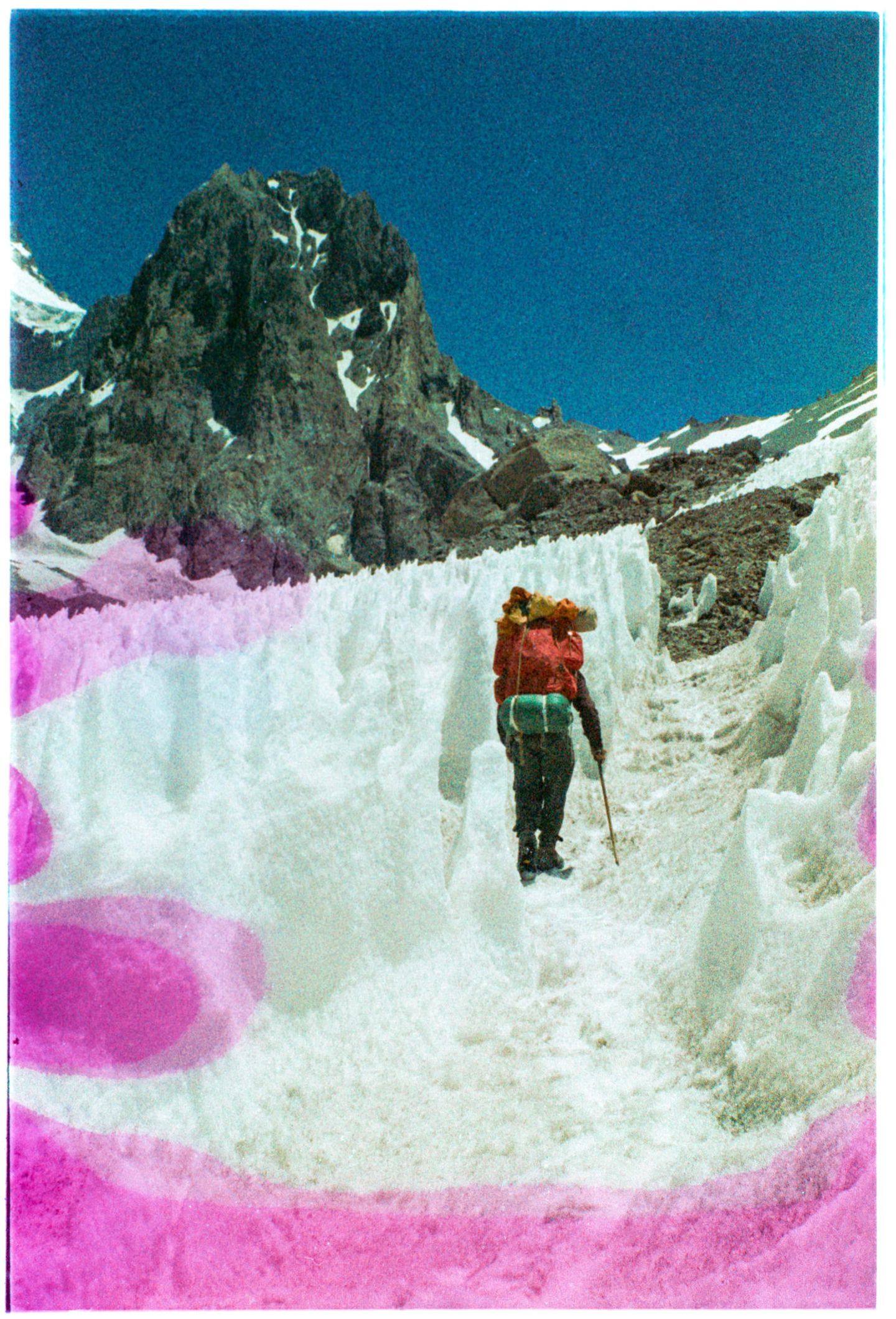 Eine Person läuft durch Eislandschaften mit ihrem Gepäck