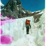 Eine Person läuft durch Eislandschaften mit ihrem Gepäck