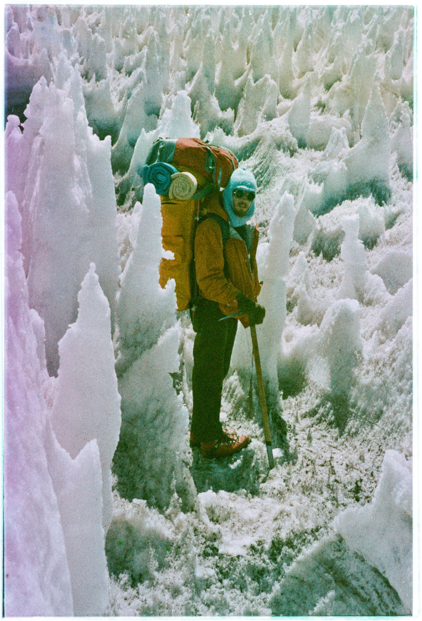Ein Mensch blickt in die Kamera, zwischen gewaltigen Eiszapfen