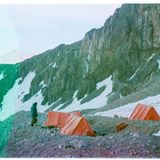 organgene Zelte auf steinigem Boden