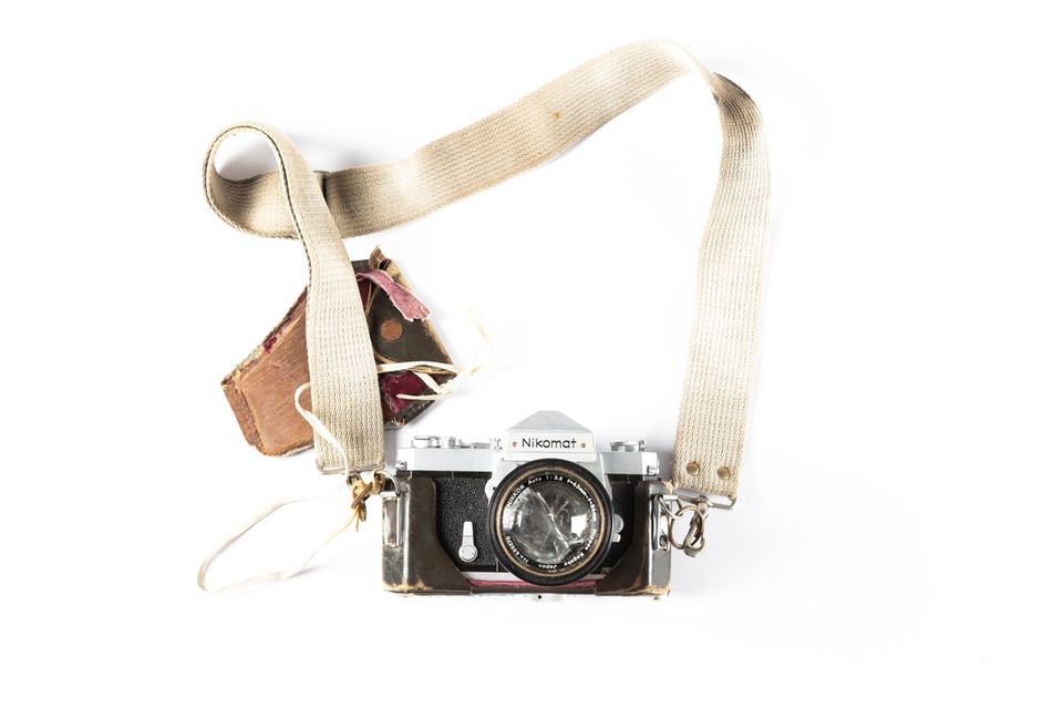 Eine Nikomat Kamera mit zersprungener Linse  Eine Nikomat Kamera mit zersprungener Linse