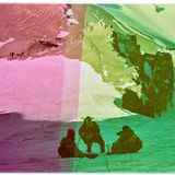 Drei Menschen sitzen und knien im Schnee an Seilen zum klettern