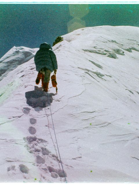EIne Person klettert den Berg hoch und hinterlässt dabei Fußabdrücke im Schnee