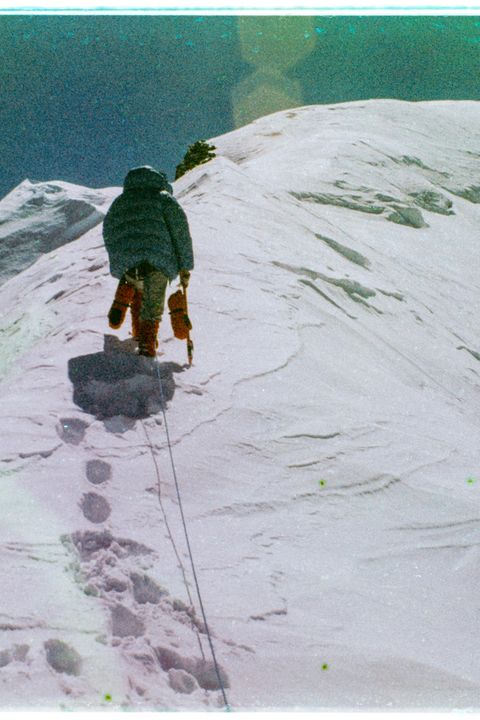 EIne Person klettert den Berg hoch und hinterlässt dabei Fußabdrücke im Schnee