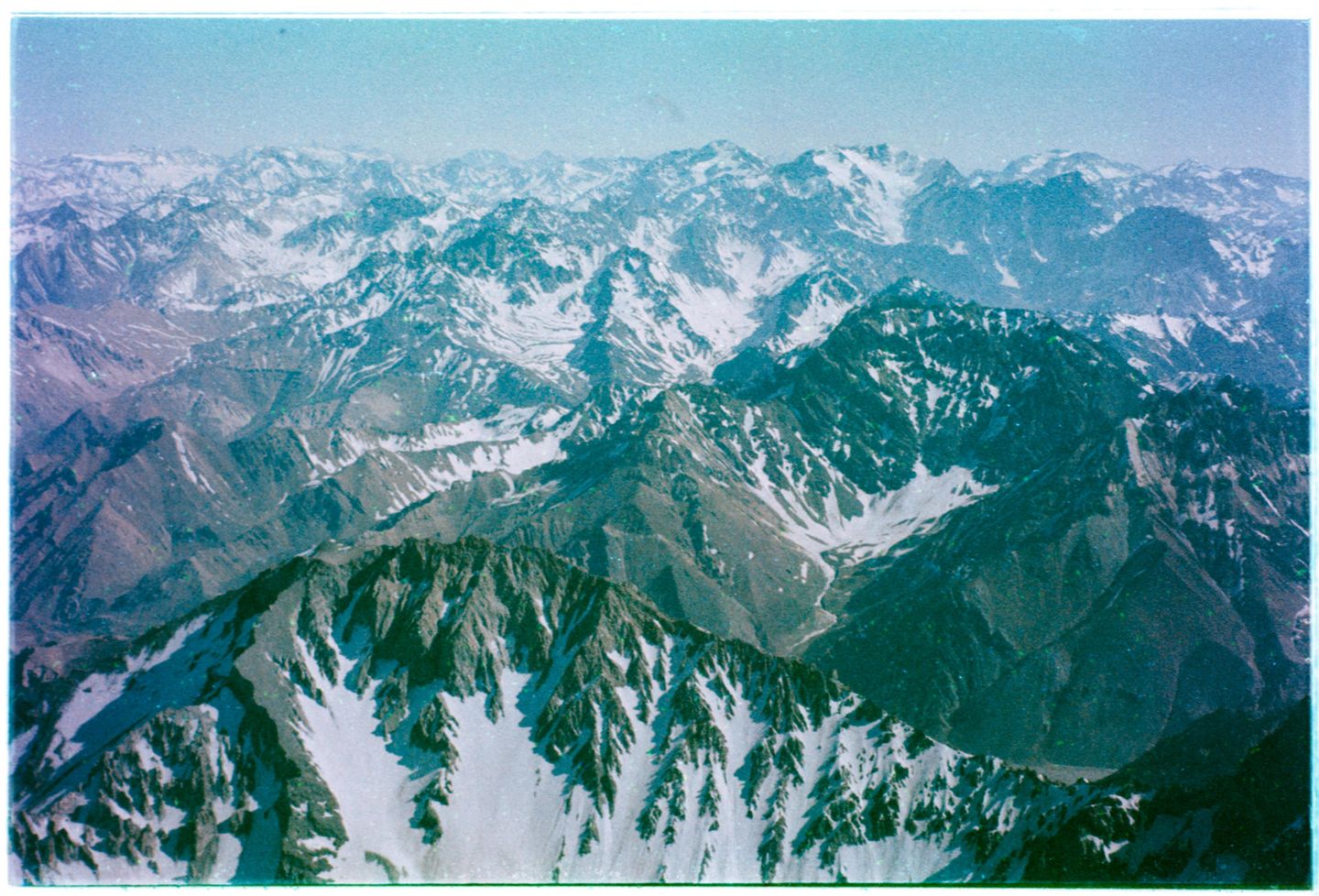 Berge in lila, bläulichen Licht