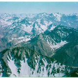 Berge in lila, bläulichen Licht