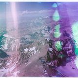 braune Berge mit einem lila, grünen Fotostich