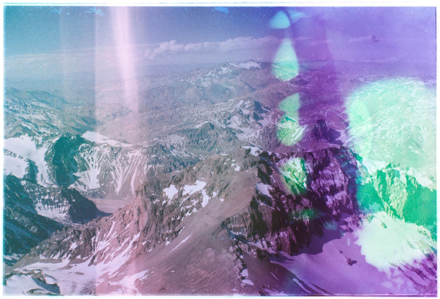 braune Berge mit einem lila, grünen Fotostich