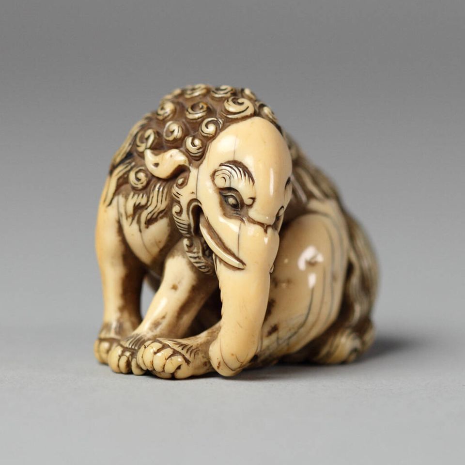 Netsuken – kleine, oft aus Elfenbein geschnitzte Figuren – entstanden im Japan des 17. Jahrhunderts. Heute sind sie begehrte Sammlerobjekte