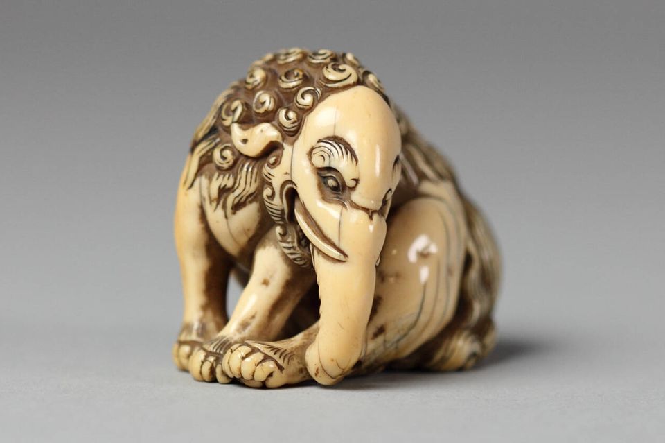 Netsuken – kleine, oft aus Elfenbein geschnitzte Figuren – entstanden im Japan des 17. Jahrhunderts. Heute sind sie begehrte Sammlerobjekte