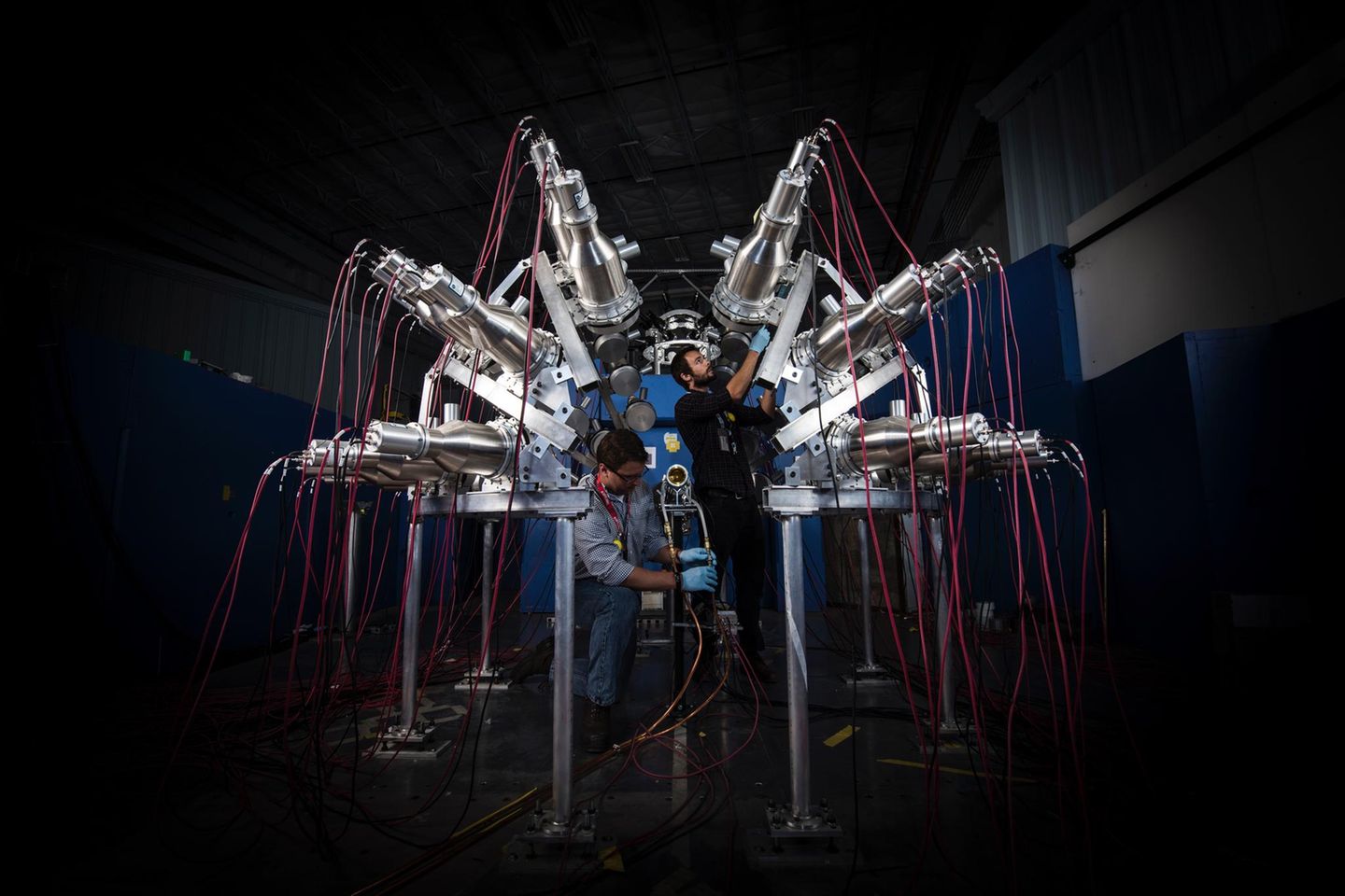 Zwei Wissenschaftler arbeiten an einem Gerät, das die Energie von Neutronen bei einer Kernspaltung erfasst