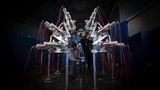 Zwei Wissenschaftler arbeiten an einem Gerät, das die Energie von Neutronen bei einer Kernspaltung erfasst