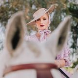 Frau sitzt auf Pferd