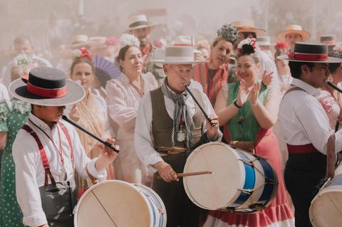 Pilger spielen Flöte und trommeln