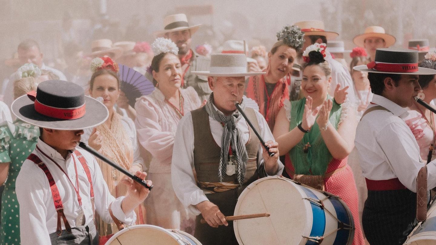 Lautstarkes Finale Pilger spielen Flöte und trommeln