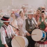Pilger spielen Flöte und trommeln