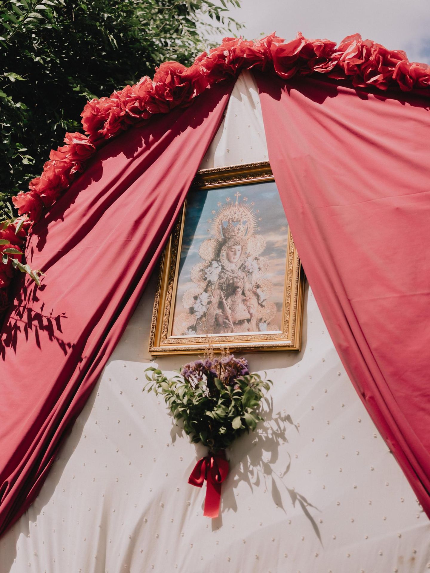 Die Rückseiten der Planwagen sind mit einem Abbild der Muttergottes geschmückt und mit Blumen dekoriert