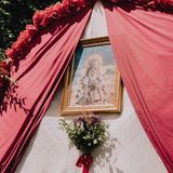 Die Rückseiten der Planwagen sind mit einem Abbild der Muttergottes geschmückt und mit Blumen dekoriert