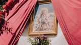 Die Rückseiten der Planwagen sind mit einem Abbild der Muttergottes geschmückt und mit Blumen dekoriert
