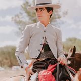 Ein Pilger sitzt auf einem Pferd