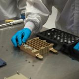 Kapseln mit der Asche Verstorbener werden für den Flug ins All präpariert