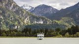 Ausflugsboot auf dem Forggensee mit Neuschwanstein im Hintergrund