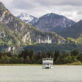 Ausflugsboot auf dem Forggensee mit Neuschwanstein im Hintergrund