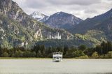 Ausflugsboot auf dem Forggensee mit Neuschwanstein im Hintergrund