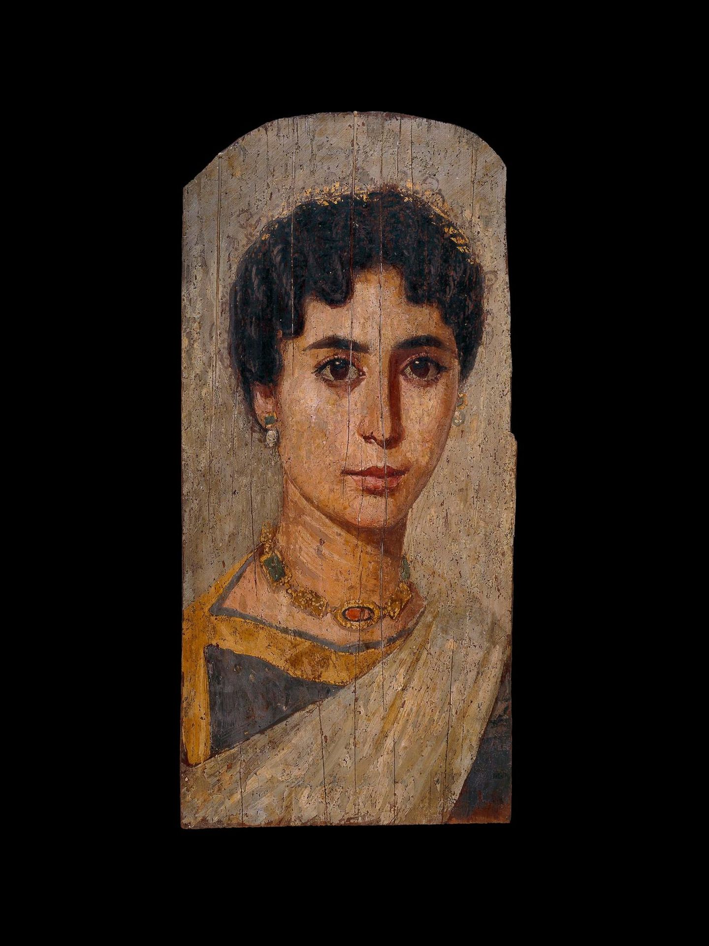 Die Geschmückte Eine Dame im Dreiviertelprofil mit dunklen Haar, glänzenden Ohrringen und einer Halskette mit Gold und Edelsteinen