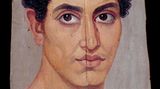Porträt eines jungen, lockenköpfigen Mannes mit großen braunen Augen und nacktem Oberkörper