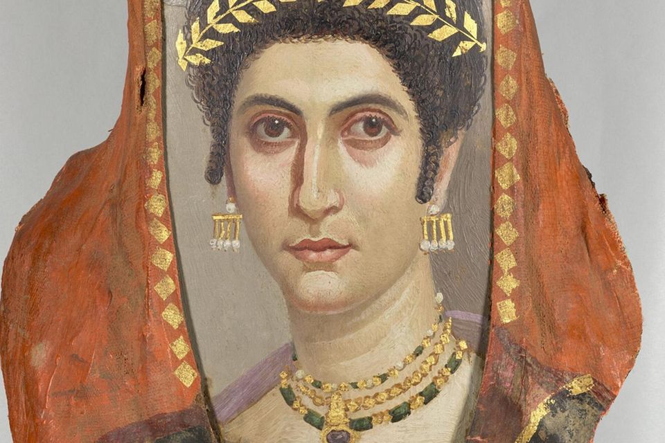 Porträt einer Dame mit goldenem Kranz in gelocktem Haar und drei