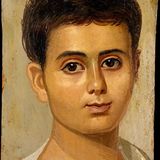 Ein Kind mit rundlichem Gesicht und weißer Tunika