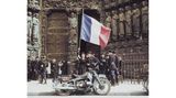 Ein Zeichen der Freiheit: Vor den Toren von Notre-Dame schwenkt eine Frau hoch erhoben die französische Nationalflagge. Als am 24. August 1944 die Glocken von Notre-Dame läuteten, verkündeten sie die Befreiung der Stadt Paris von der deutschen Besatzung. Für den Abzug der Truppen hatte Hitler die Zerstörung der Stadt und so auch der Kathedrale angeordnet. Der zuständige General Choltitz verweigerte jedoch den Befehl: Stadt und Notre-Dame blieben unversehrt. Während der Besatzung hatte die Kathedrale den Menschen in Paris halt gegeben: Hier beteten sie für die Befreiung ihres Landes
