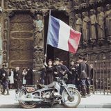 Ein Zeichen der Freiheit: Vor den Toren von Notre-Dame schwenkt eine Frau hoch erhoben die französische Nationalflagge. Als am 24. August 1944 die Glocken von Notre-Dame läuteten, verkündeten sie die Befreiung der Stadt Paris von der deutschen Besatzung. Für den Abzug der Truppen hatte Hitler die Zerstörung der Stadt und so auch der Kathedrale angeordnet. Der zuständige General Choltitz verweigerte jedoch den Befehl: Stadt und Notre-Dame blieben unversehrt. Während der Besatzung hatte die Kathedrale den Menschen in Paris halt gegeben: Hier beteten sie für die Befreiung ihres Landes