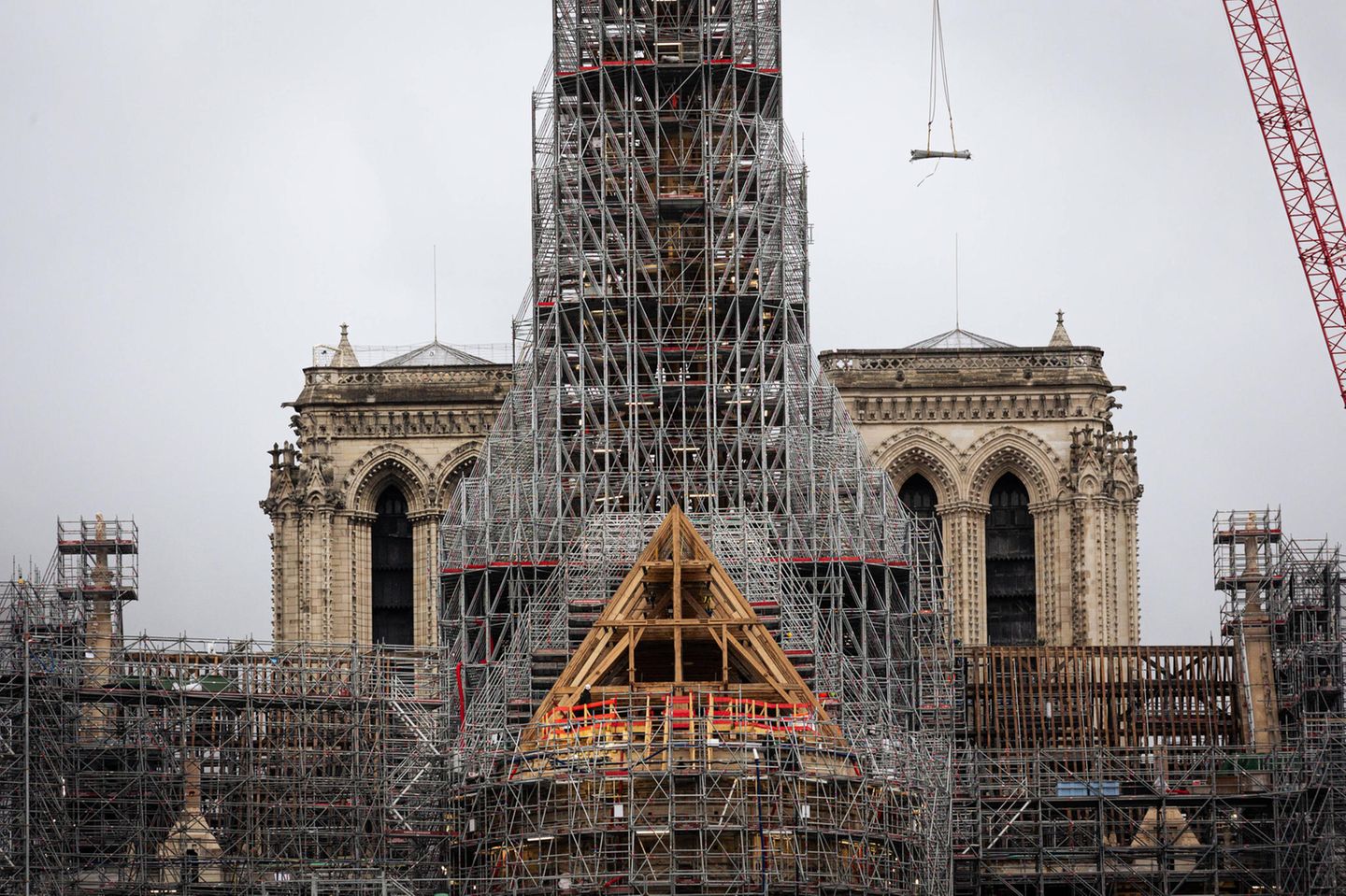 Die Wiederauferstehung von Notre-Dame Der Wiederaufbau von Notre-Dame gilt als nationale Aufgabe. "Es ist ein großartiges Bild von Hoffnung, von einem Frankreich, das wiederaufbauen kann", erklärte Macron im Jahr 2023. Jeden Tag arbeiten etwa eintausend Handwerker an der Kathedrale, darunter Steinmetze, Gemälderestauratoren, Dachdecker, Brandschutztechniker, Heizungsmonteure, Elektriker, Tischler. Für den Neuaufbau des Dachstuhls bearbeiteten Zimmerleute Hunderte Tonnen Eichenbalken mit Handäxten. Doch nicht die komplette Einrichtung wird wieder so hergerichtet wie vor dem Brand: So platzieren die Arbeiter im Innenraum der Kathedrale anstelle von Kirchenbänken 1.500 Stühle aus robustem Eichenholz. Am 8. Dezember 2024 soll Notre-Dame wiedereröffnet werden