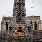 Der Wiederaufbau von Notre-Dame gilt als nationale Aufgabe. "Es ist ein großartiges Bild von Hoffnung, von einem Frankreich, das wiederaufbauen kann", erklärte Macron im Jahr 2023. Jeden Tag arbeiten etwa eintausend Handwerker an der Kathedrale, darunter Steinmetze, Gemälderestauratoren, Dachdecker, Brandschutztechniker, Heizungsmonteure, Elektriker, Tischler. Für den Neuaufbau des Dachstuhls bearbeiteten Zimmerleute Hunderte Tonnen Eichenbalken mit Handäxten. Doch nicht die komplette Einrichtung wird wieder so hergerichtet wie vor dem Brand: So platzieren die Arbeiter im Innenraum der Kathedrale anstelle von Kirchenbänken 1.500 Stühle aus robustem Eichenholz. Am 8. Dezember 2024 soll Notre-Dame wiedereröffnet werden