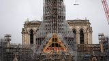 Der Wiederaufbau von Notre-Dame gilt als nationale Aufgabe. "Es ist ein großartiges Bild von Hoffnung, von einem Frankreich, das wiederaufbauen kann", erklärte Macron im Jahr 2023. Jeden Tag arbeiten etwa eintausend Handwerker an der Kathedrale, darunter Steinmetze, Gemälderestauratoren, Dachdecker, Brandschutztechniker, Heizungsmonteure, Elektriker, Tischler. Für den Neuaufbau des Dachstuhls bearbeiteten Zimmerleute Hunderte Tonnen Eichenbalken mit Handäxten. Doch nicht die komplette Einrichtung wird wieder so hergerichtet wie vor dem Brand: So platzieren die Arbeiter im Innenraum der Kathedrale anstelle von Kirchenbänken 1.500 Stühle aus robustem Eichenholz. Am 8. Dezember 2024 soll Notre-Dame wiedereröffnet werden