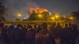 Erstarrt verfolgten die Menschen in Paris am 15. April 2019, wie die Feuerwehr versuchte, Notre-Dame zu retten. Im Zuge von Restaurierungsarbeiten war im Dachstuhl ein verheerendes Feuer ausgebrochen. Große Teile des Dachgewölbes und der bekannte Vierungsturm stürzten ein. Die übrige Gebäudestruktur, die beiden Haupttürme und viele Kunstschätze konnten gerettet werden. "Wie alle unsere Landsleute bin ich an diesem Abend traurig, diesen Teil von uns brennen zu sehen", erklärte der französische Präsident Macron. Der Brand berührte auch international: Bereits nach wenigen Tagen beliefen sich die Spenden für den Wiederaufbau auf mehr als eine Milliarde Euro