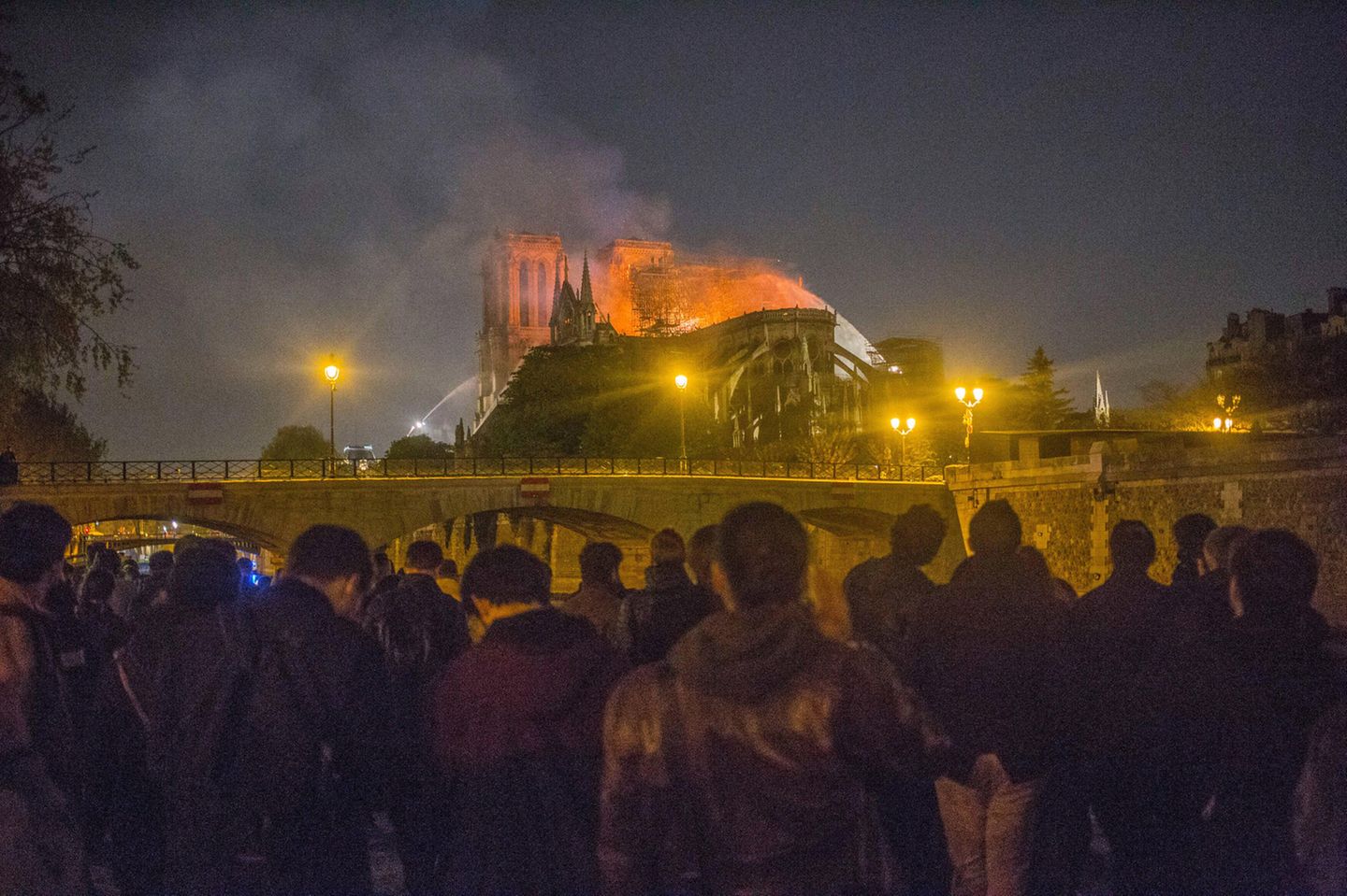 Das Nationalsymbol geht in Flammen auf Erstarrt verfolgten die Menschen in Paris am 15. April 2019, wie die Feuerwehr versuchte, Notre-Dame zu retten. Im Zuge von Restaurierungsarbeiten war im Dachstuhl ein verheerendes Feuer ausgebrochen. Große Teile des Dachgewölbes und der bekannte Vierungsturm stürzten ein. Die übrige Gebäudestruktur, die beiden Haupttürme und viele Kunstschätze konnten gerettet werden. "Wie alle unsere Landsleute bin ich an diesem Abend traurig, diesen Teil von uns brennen zu sehen", erklärte der französische Präsident Macron. Der Brand berührte auch international: Bereits nach wenigen Tagen beliefen sich die Spenden für den Wiederaufbau auf mehr als eine Milliarde Euro
