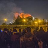 Erstarrt verfolgten die Menschen in Paris am 15. April 2019, wie die Feuerwehr versuchte, Notre-Dame zu retten. Im Zuge von Restaurierungsarbeiten war im Dachstuhl ein verheerendes Feuer ausgebrochen. Große Teile des Dachgewölbes und der bekannte Vierungsturm stürzten ein. Die übrige Gebäudestruktur, die beiden Haupttürme und viele Kunstschätze konnten gerettet werden. "Wie alle unsere Landsleute bin ich an diesem Abend traurig, diesen Teil von uns brennen zu sehen", erklärte der französische Präsident Macron. Der Brand berührte auch international: Bereits nach wenigen Tagen beliefen sich die Spenden für den Wiederaufbau auf mehr als eine Milliarde Euro