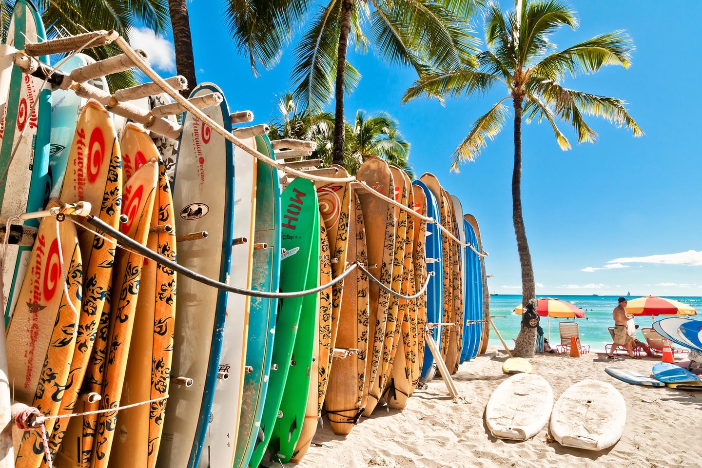 3. Platz: Waikiki Beach Hochhäuser säumen die Küste von Waikiki auf Hawaii, der Strand gilt als Surferparadies. Ausgewählt wurde er hier aber aus einem anderen Grund: Einer Legende zufolge kamen einst vier Menschen mit Heilkräften, mahu genannt, auf die Insel, wurden für ihre sanfte Art geliebt und halfen den Ansässigen. Kapaemahu, vier Steine, die am Waikiki Beach liegen, sollen ihre Kraft enthalten.