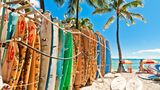 Hochhäuser säumen die Küste von Waikiki auf Hawaii, der Strand gilt als Surferparadies. Ausgewählt wurde er hier aber aus einem anderen Grund: Einer Legende zufolge kamen einst vier Menschen mit Heilkräften, mahu genannt, auf die Insel, wurden für ihre sanfte Art geliebt und halfen den Ansässigen. Kapaemahu, vier Steine, die am Waikiki Beach liegen, sollen ihre Kraft enthalten. 