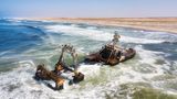 Hier trifft der Ozean direkt auf die namibische Wüste. Seinen unheimlichen Namen verdankt der Küstenabschnitt etlichen Schiffwracks und Walskeletten. Die starke Strömung des Benguelastroms machen die Skeleton Coast zu einem gefährlichen Ort für die Seefahrt. 