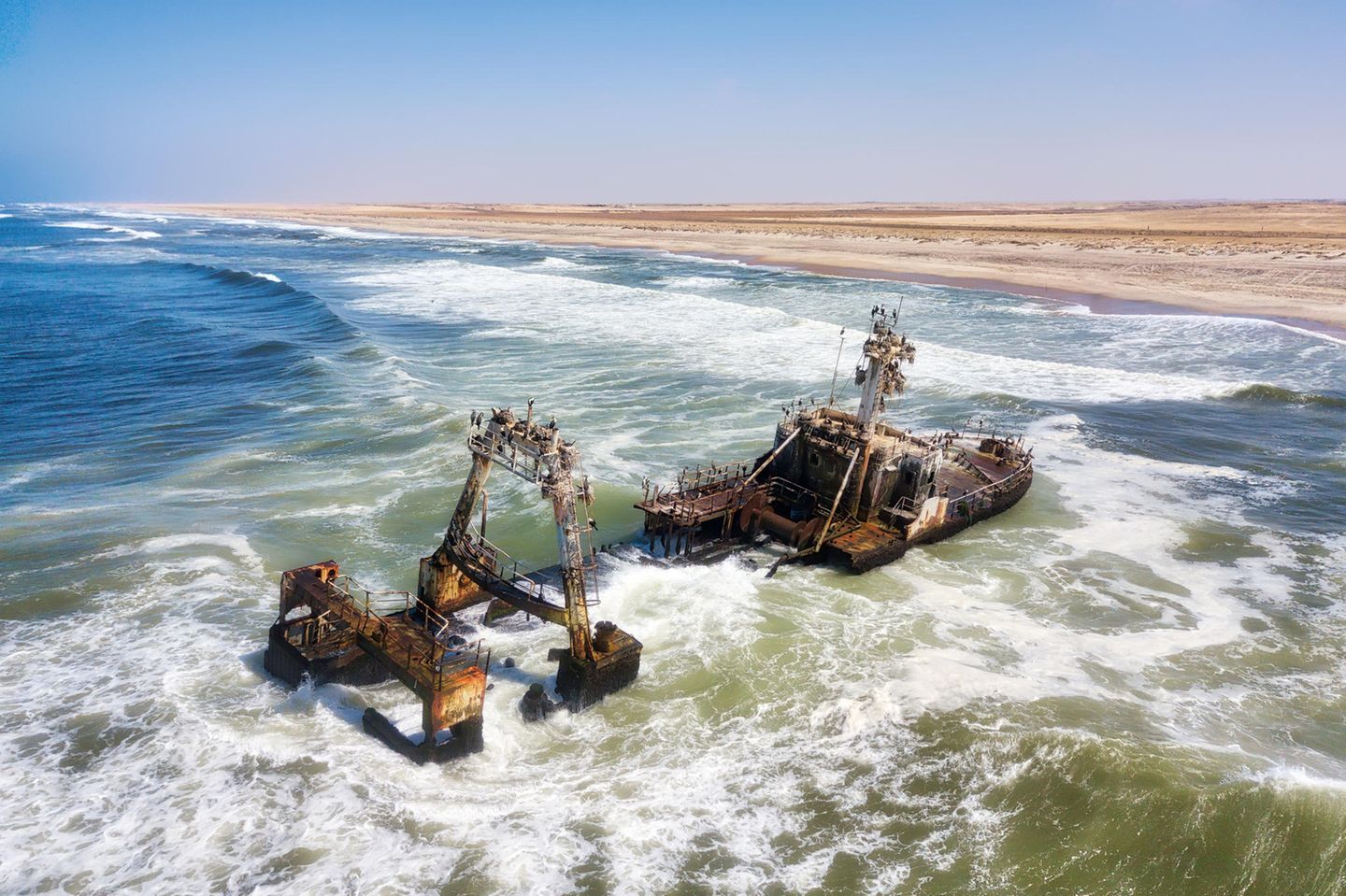 Hier trifft der Ozean direkt auf die namibische Wüste. Seinen unheimlichen Namen verdankt der Küstenabschnitt etlichen Schiffwracks und Walskeletten. Die starke Strömung des Benguelastroms machen die Skeleton Coast zu einem gefährlichen Ort für die Seefahrt. 