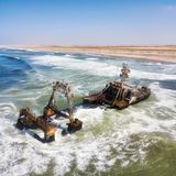 Hier trifft der Ozean direkt auf die namibische Wüste. Seinen unheimlichen Namen verdankt der Küstenabschnitt etlichen Schiffwracks und Walskeletten. Die starke Strömung des Benguelastroms machen die Skeleton Coast zu einem gefährlichen Ort für die Seefahrt. 