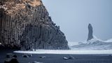 Diese surreale Landschaft entstand durch das Zusammentreffen von Lava mit dem kalten Nordatlantik. Der schwarze Strand und die beeindruckenden Basaltsäulen verleihen dem Ort auf Island eine mystische Stimmung. 